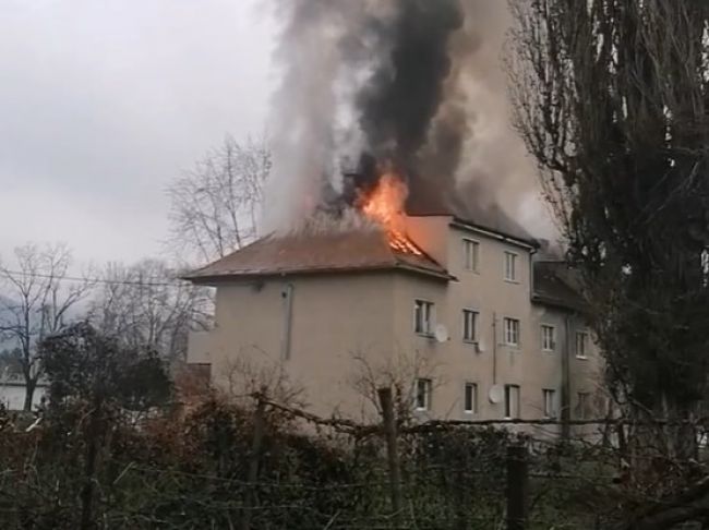 VIDEO: Hasiči zasahujú pri požiari bytového domu