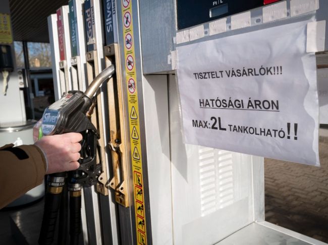 Nedostatok palív v Maďarsku je čoraz väčší, na čerpacích staniciach je chaos