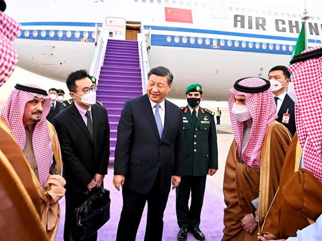 Si Ťin-pching pricestoval do Saudskej Arábie, témou má byť energetika