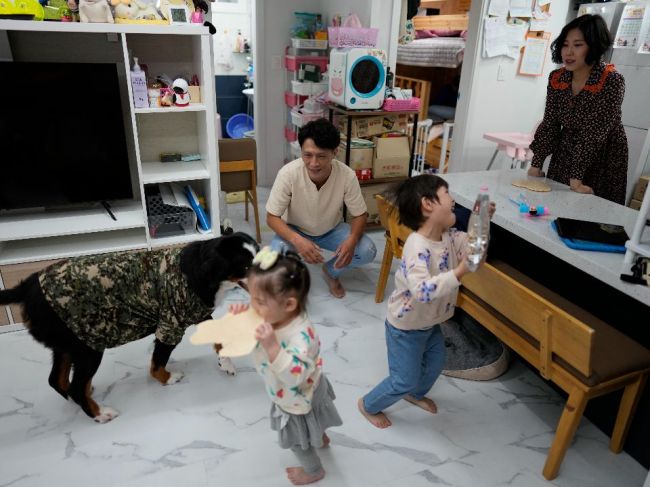 Južná Kórea začne vyšetrovať nelegálne adopcie detí do zahraničia