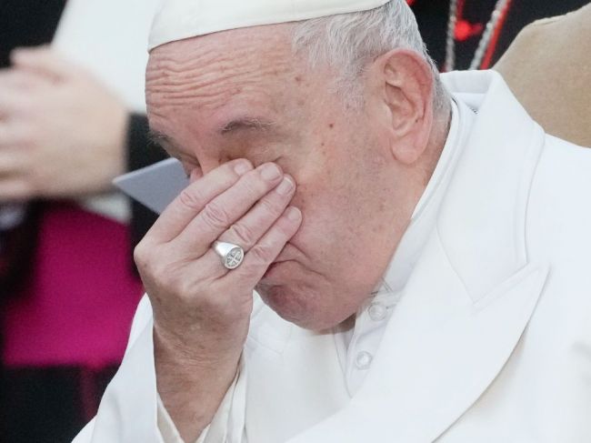 Video: Pápež sa rozplakal pri verejnej modlitbe