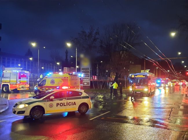 Dve zrážky chodcov v Žiline. Jeden skončil zakliesnený pod trolejbusom