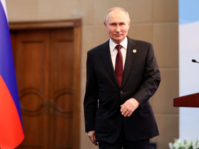 Putin: Rusko môže v reakcii na "stupídny" cenový strop znížiť produkciu ropy