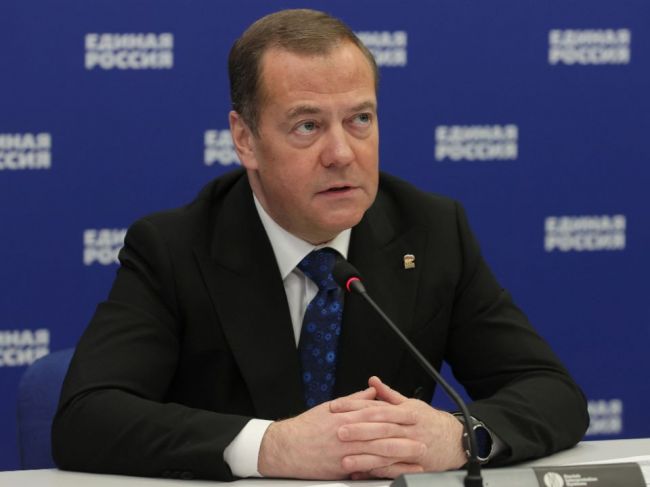 Medvedev: Rusko zvyšuje výrobu najúčinnejších zbraní novej generácie