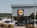 V predajni reťazca Lidl útočil muž so sekerou, napokon ju obrátil proti sebe