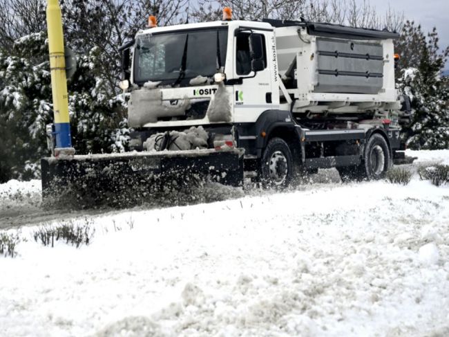 Na cestách komplikuje situáciu sneh i hmla, vytvárajú sa i kolóny