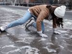 VIDEO Jednoduchý trik, ako sa vyhnúť pádom na klzkých chodníkoch. Nebude vás stáť ani cent navyše