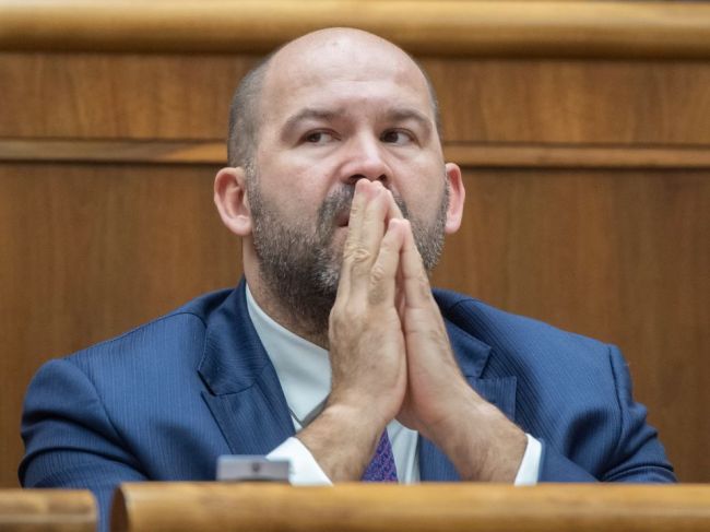 Pčolinský prerušil rokovanie parlamentu, lídri sa majú dohodnúť na postupe