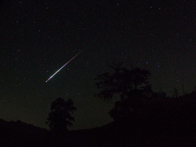 Predvianočnú nočnú oblohu spestrí meteorický roj U Midy nazývaný aj Ursidy