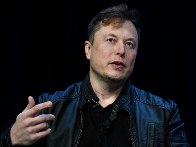 Twitter obnoví zablokované účty niektorých novinárov, oznámil Musk