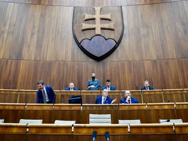 Schôdza NR SR má pokračovať v pondelok, otázny je osud rozpočtu a zmeny ústavy