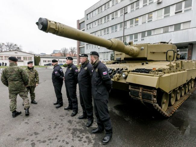 Slovensko si prevzalo prvý z 15 tankov Leopard od Nemecka