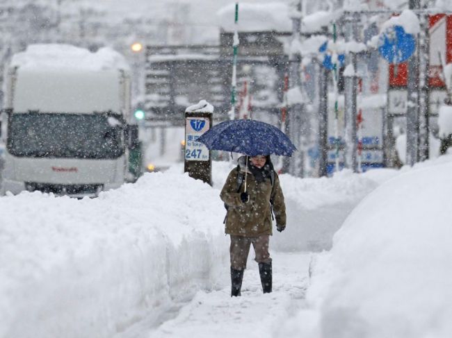 V severnom Japonsku sa nakopil sneh, zomreli traja ľudia a uviazli stovky áut