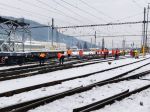 Následky vykoľajeného vlaku v Žiline budú odstraňovať do večera