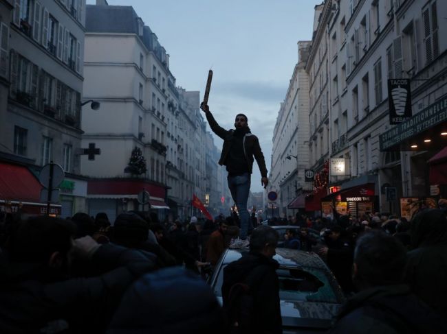 Po útoku v Paríži vypukol protest Kurdov, zasahovala polícia