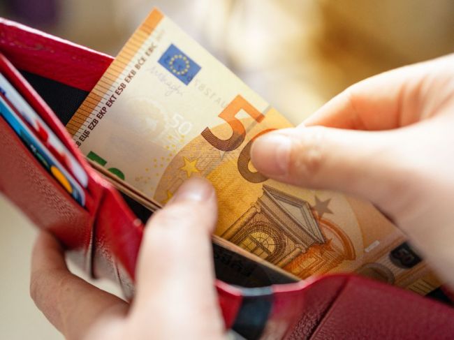 So svojím platom nie je spokojných 53 % ľudí na Slovensku