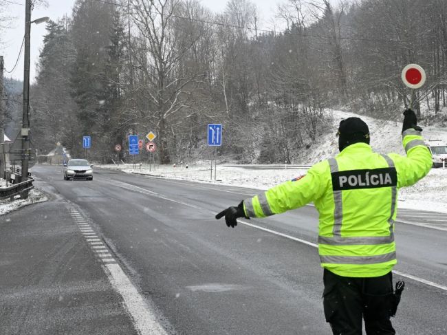 Jeden hraničný priechod uzavreli, na autá spadol strom 