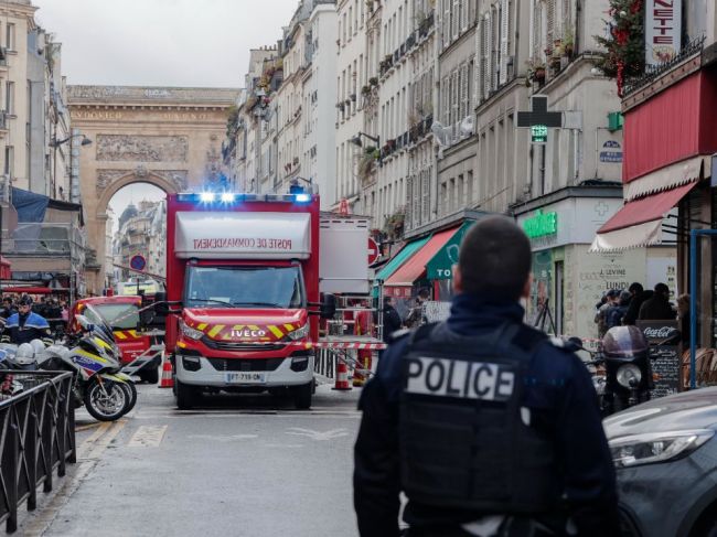 Muža podozrivého z útoku pri kurdskom centre v Paríži previezli na psychiatriu