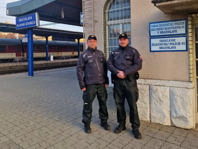 Muž s dvoma deťmi sa chcel zabiť vo vlaku, zasiahla železničná polícia