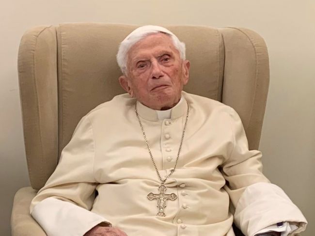 Zomrel emeritný pápež Benedikt XVI.