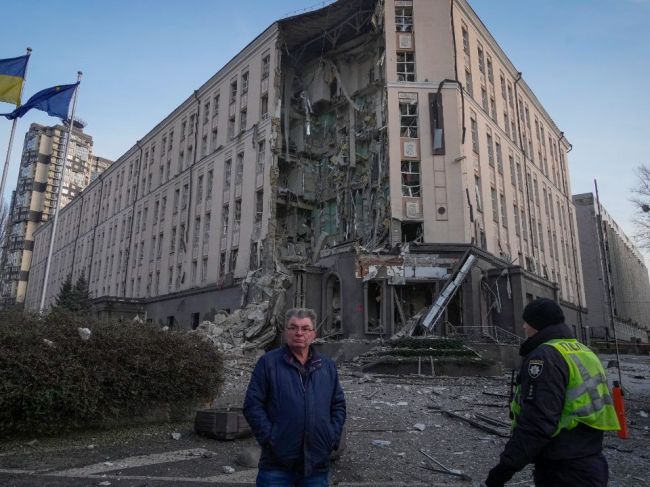 Rusko útočilo na Ukrajinu raketami a dronmi, v Kyjeve hlásia mŕtveho