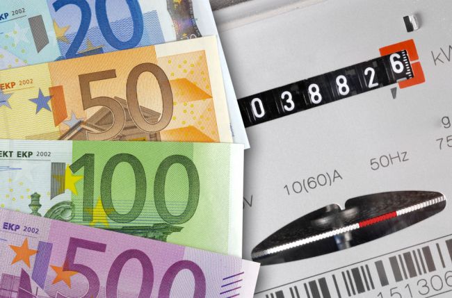 ÚRSO rozhodol o zvýšení poplatkov pri elektrine, domácnostiam pomôže vláda