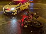 Policajt autom zrazil motorkára, ten z miesta činu ušiel. Polícia sa obracia na verejnosť 