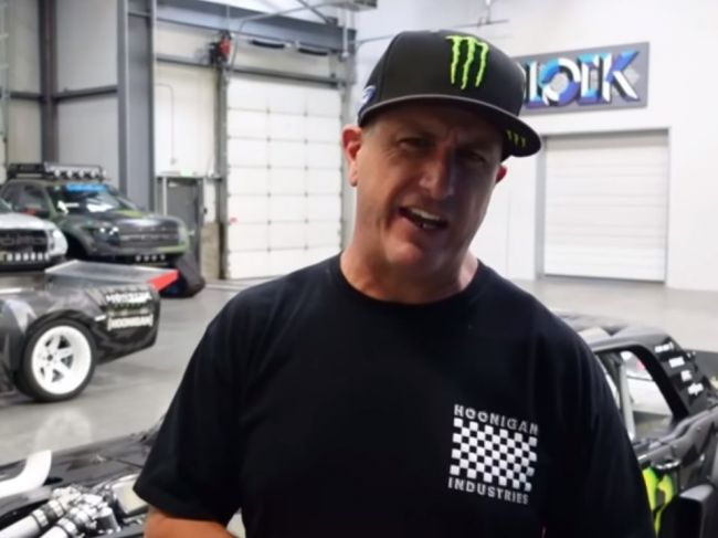 Pri nehode na snežnom skútri zomrel jazdec rely a youtuber Ken Block
