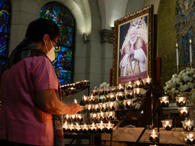 S Benediktom XVI. sa v pondelok prišlo rozlúčiť 65.000 veriacich