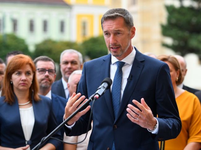 KDH varuje pred masovým prepúšťaním a zatváraním firiem. Slovalco je výstrahou, tvrdí hnutie