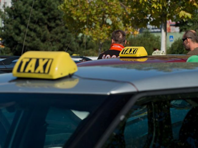 U taxikára našli pracovníci colného úradu drogy, tvrdil, že ich zabudol zákazník