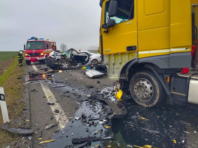 Tragická dopravná nehoda: 57-ročný muž čelnú zrážku s kamiónom neprežil