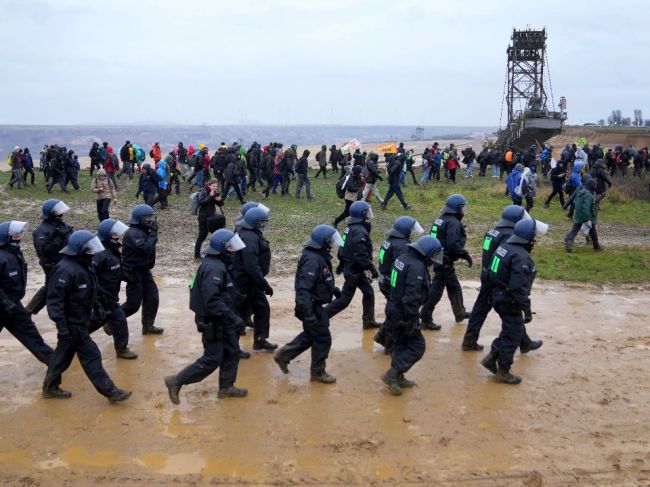 Pri protestoch v Lützerathu utrpelo zranenia už asi 70 policajtov, zúčastnila sa ich aj Thunbergová