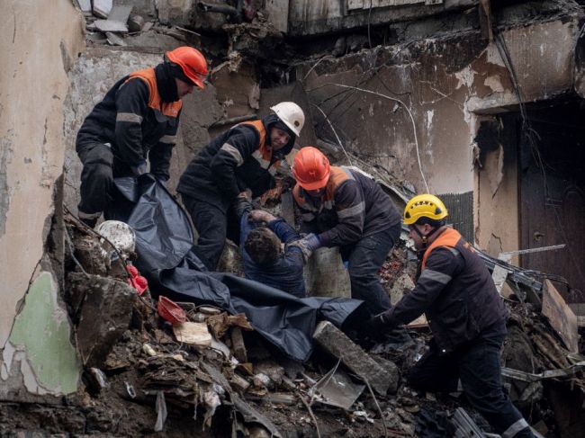 Záchranári z miesta ruského útoku odstránili už vyše osem ton trosiek