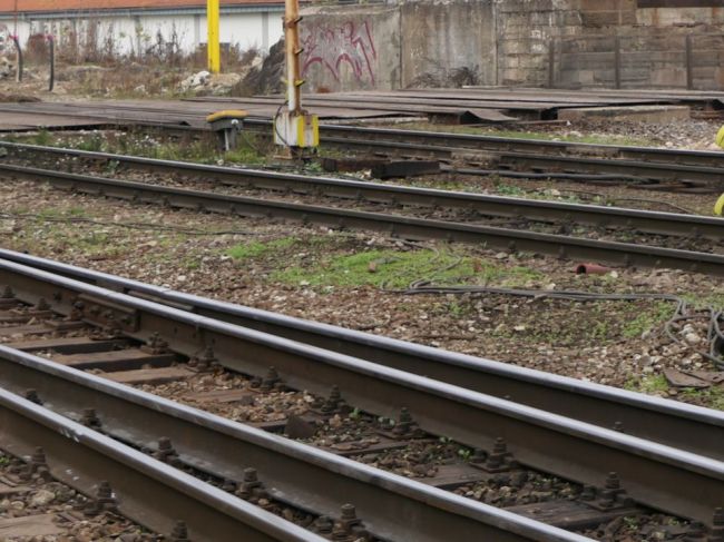 Tragická nehoda v obci Lenartovce: Rýchlik zrazil ženu, na mieste sú všetky záchranné zložky