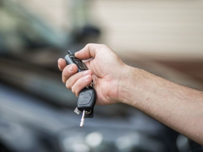 Neviete si spomenúť, kde ste zaparkovali? Toto spravte s kľúčom, auto hneď nájdete