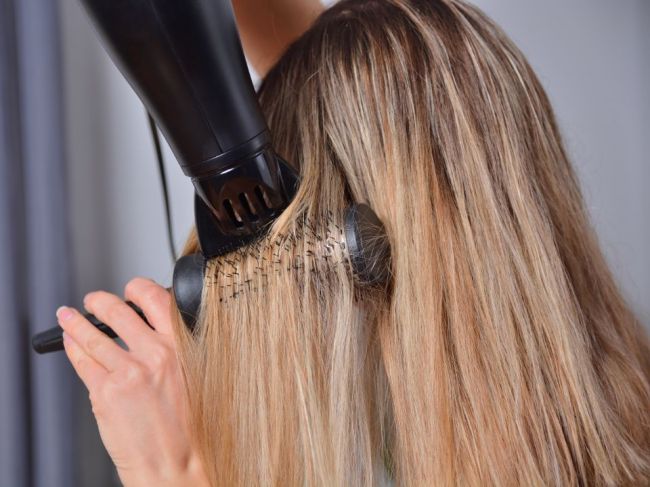 Video: Pri používaní fénu si spaľujete vlasy. Nestačí ani ochrana, tento krok je nevyhnutný!