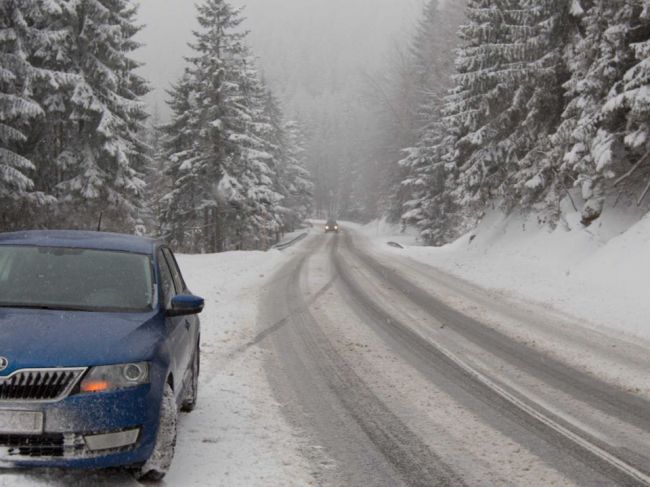 Sneh komplikuje dopravu na viacerých úsekoch na Slovensku, tieto sú neprejazdné