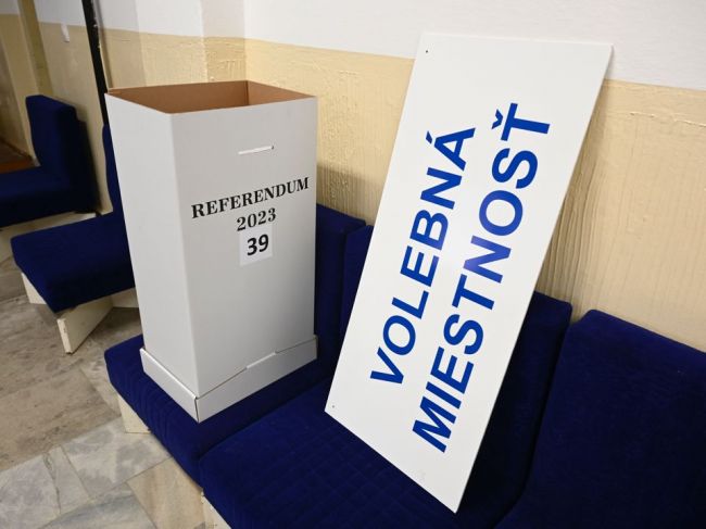 Začalo sa referendum o zmene ústavy, miestnosti sú otvorené do 22.00 h