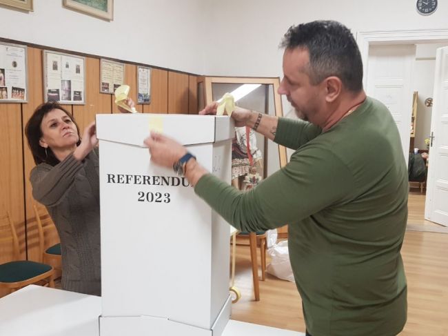 Skončilo sa referendum o zmene ústavy, oficiálne výsledky vyhlásia v nedeľu ráno