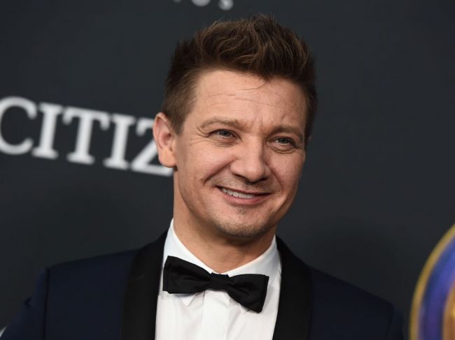 Herec Jeremy Renner utrpel pri nehode so snežným pluhom viac ako 30 zlomenín