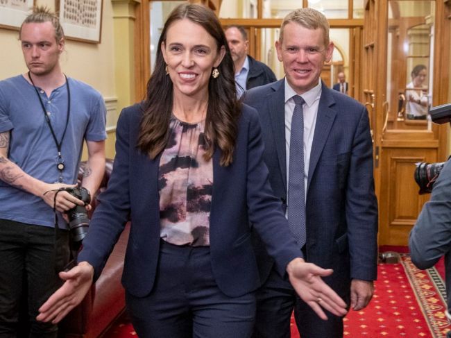 Nový Zéland bude mať nového premiéra, Ardernovú nahradí Chris Hipkins