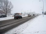 Motoristi, pozor na cestách! Meteorológovia vydali na pondelok viacero výstrah