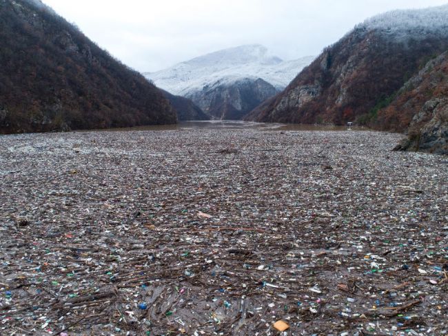 Na hladine rieky Drina pláva obrovské množstvo odpadu