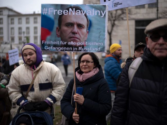 V Berlíne protestovali Navaľného podporovatelia, pred ambasádu umiestnili repliku jeho cely