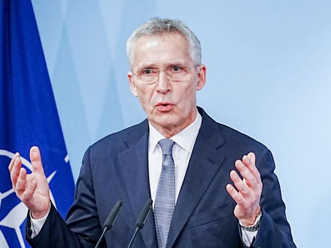 Členské krajiny NATO zvýšia výdavky na obranu, Stoltenberg vyzýva na väčšiu podporu Kyjevu