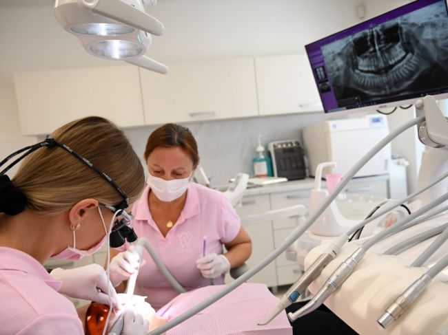 Preventívne prehliadky u zubára si netreba nechávať na december, upozorňujú lekári