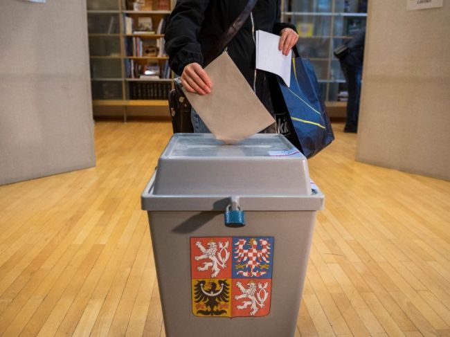 Česko rozhoduje o novej hlave štátu, volebné miestnosti sa otvorili