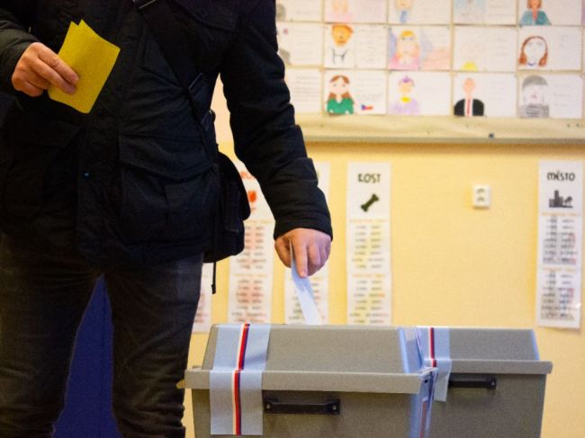 V Česku pokračuje druhé kolo prezidentských volieb, výsledky budú známe popoludní