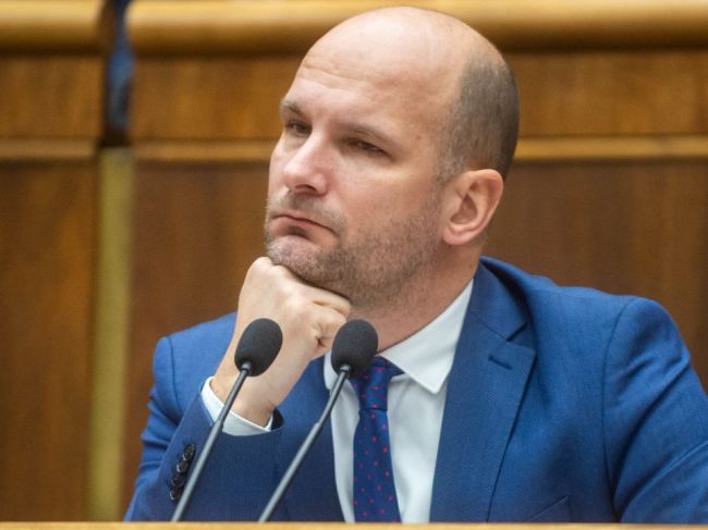 Grendelovi sa septembrový termín volieb nezdá rozumný, aj tak zaň zahlasuje